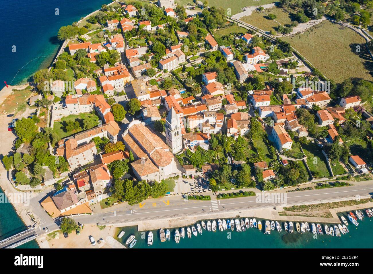 Vue panoramique de la vieille ville historique d'Osor sur l'île de Cres, Croatie, vue aérienne de drone Banque D'Images