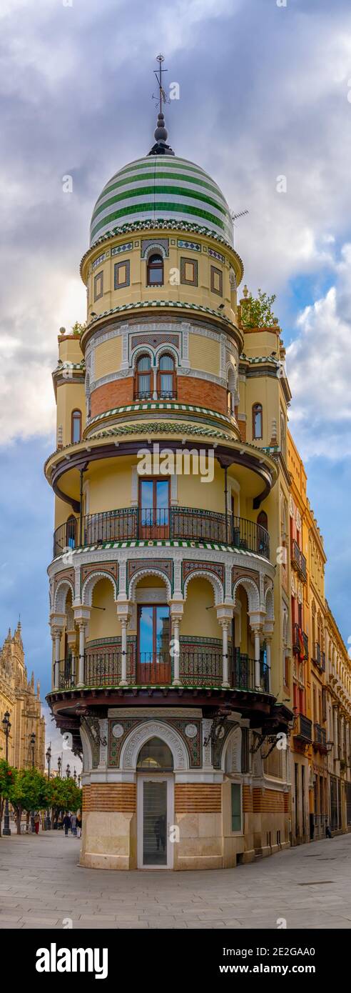 Séville, Espagne - 10 janvier 2021 : vue sur le bâtiment historique de la Adriatica à Séville Banque D'Images