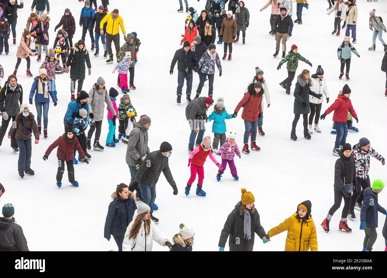 KIEV, UKRAINE - 03 janvier 2021 : patinage sur glace. Les gens s'amusent dans l'arène de glace de la ville. Vacances du nouvel an dans la ville de Kiev. Banque D'Images