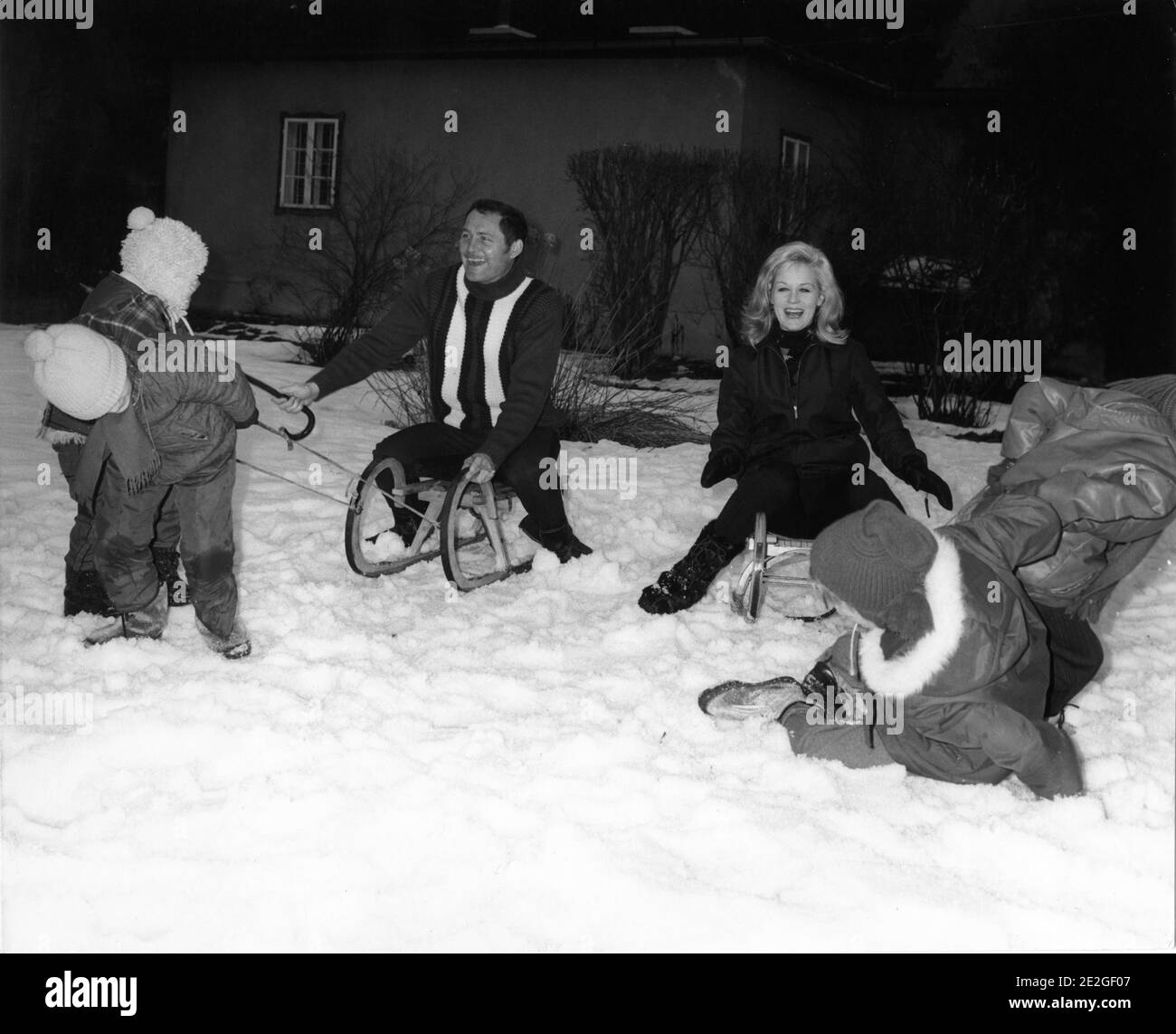 MARY URE avec son mari ROBERT SHAW et 4 de leurs 7 enfants à Salzbourg pendant le temps, elle était sur place en Autriche où LES AIGLES OSENT 1968 réalisateur BRIAN G. HUTTON Story / scénario Alistair MacLean musique Ron Goodwin producteurs Elliot Kastner et Jerry Gershwin Gershwin-Kastner Productions / Winkast Productions cinématographiques / Metro Goldwyn Mayer Banque D'Images