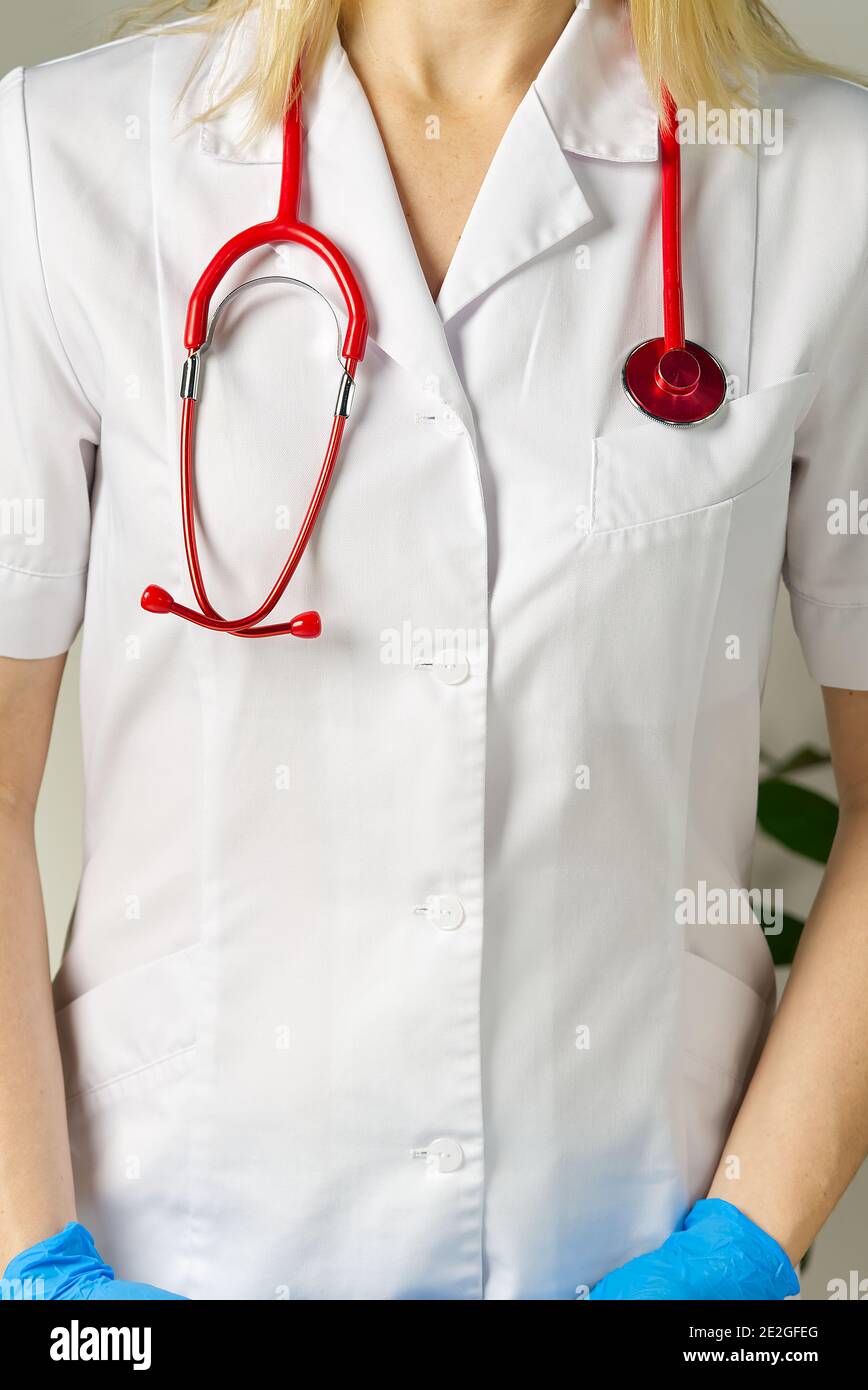 gros plan lumineux du médecin avec stéthoscope rouge. Antécédents médicaux Banque D'Images