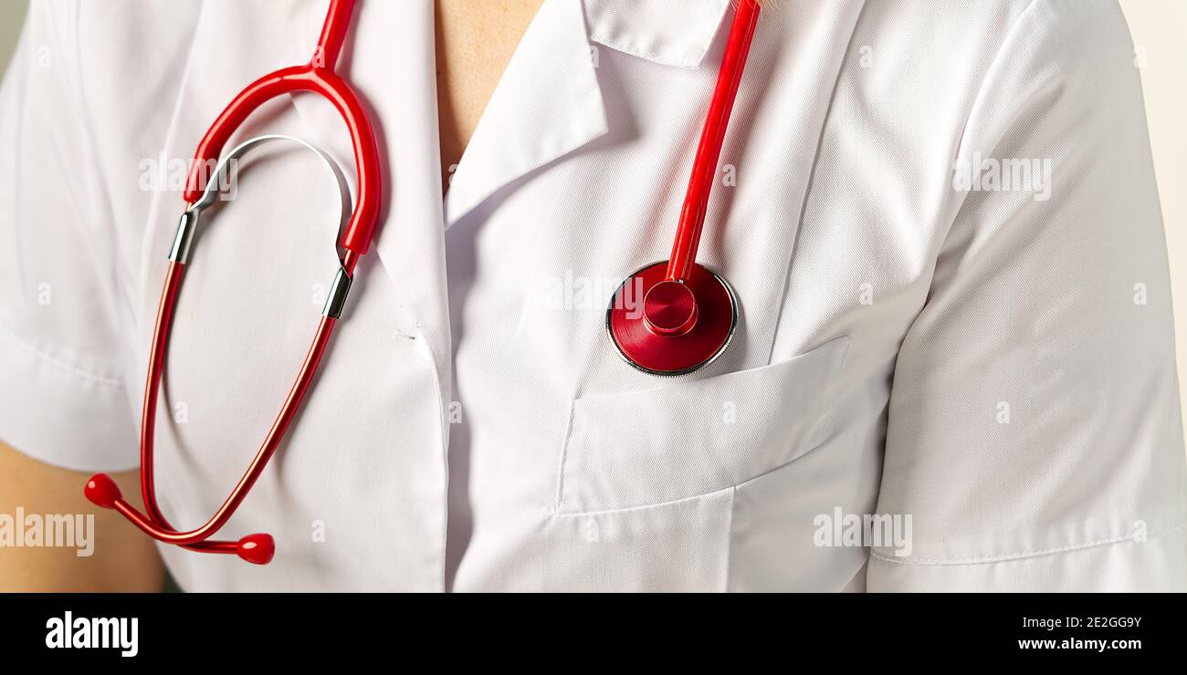 gros plan lumineux du médecin avec stéthoscope rouge. Antécédents médicaux Banque D'Images