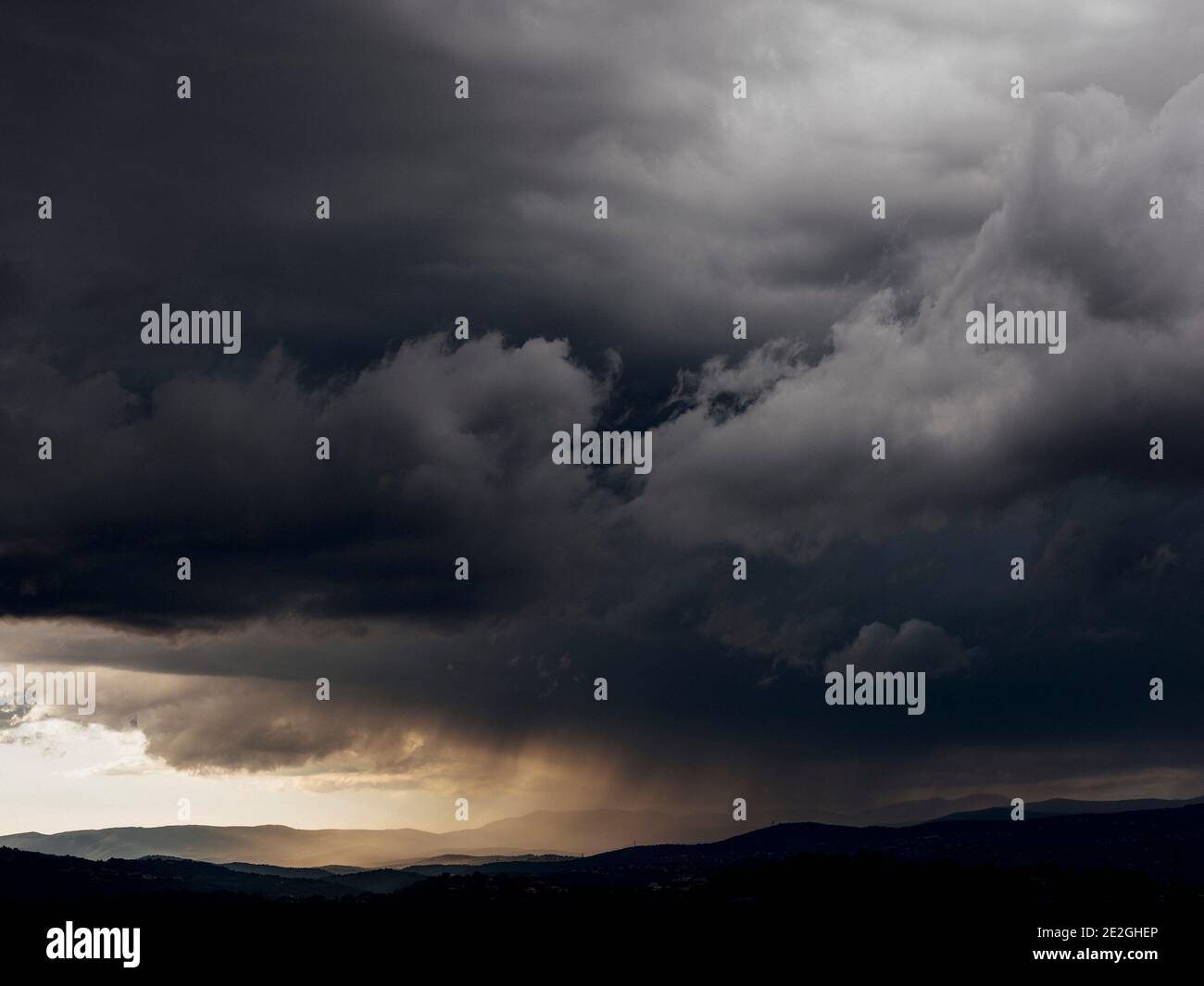 Nuages de tempête gris foncé sur le paysage, Montauroux, Côte d'Azur, France Banque D'Images