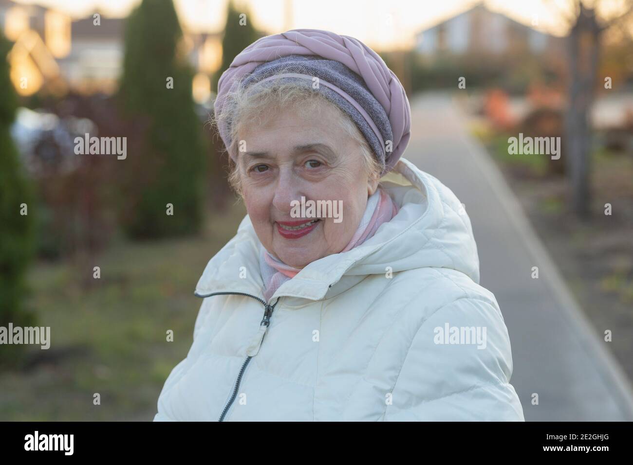 Portrait bonne femme âgée en manteau d'hiver sur le trottoir Banque D'Images