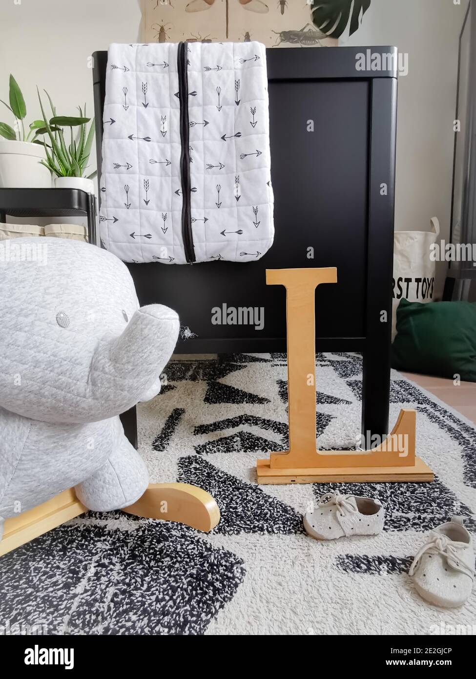 Chambre de bébé moderne noire et blanche avec détails en bois. Banque D'Images