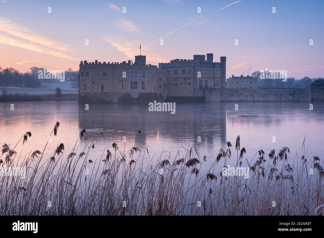 Lever du soleil d'hiver au château de Leeds ; un château historique à 8 km au sud de Maidstone dans le Kent. Banque D'Images