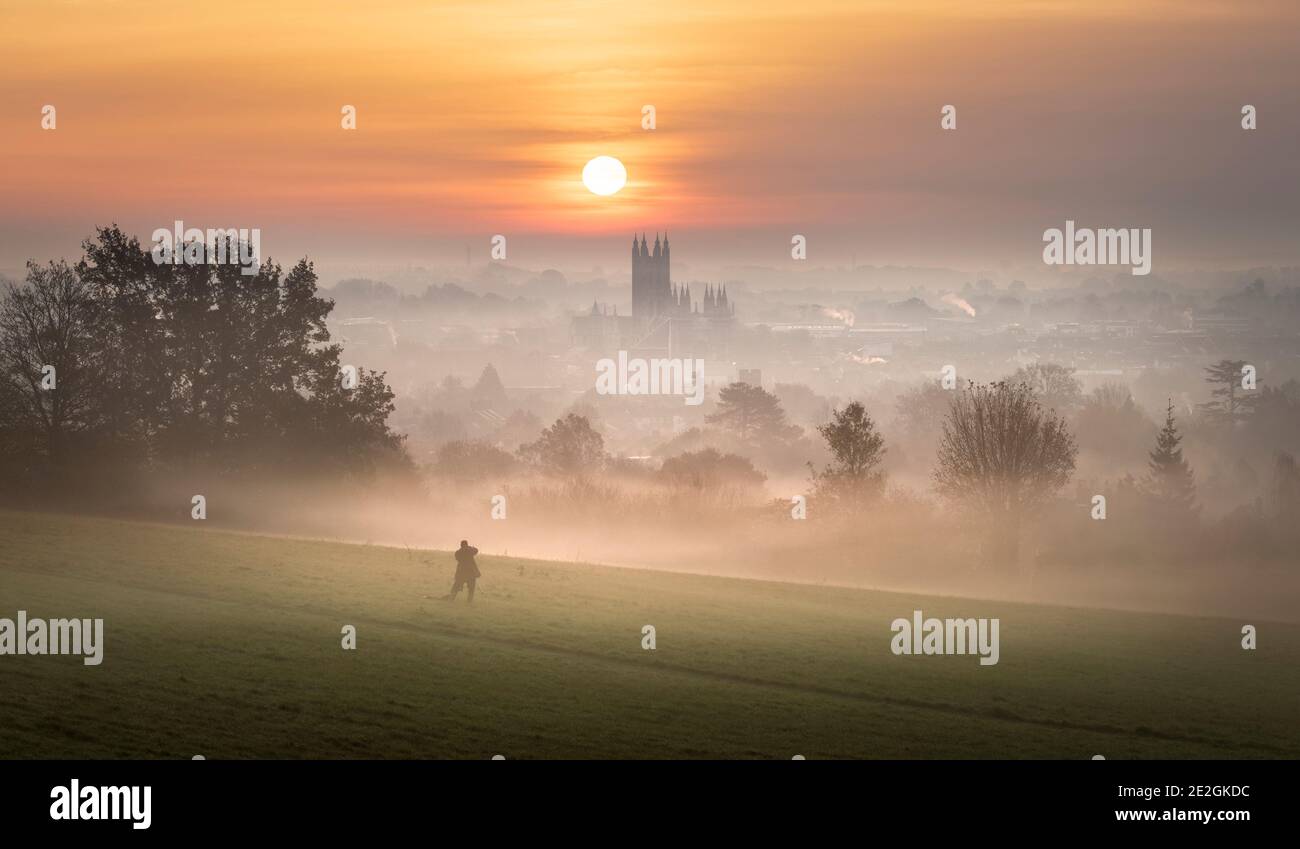 Point de vue surplombant la ville de Canterbury et la cathédrale de Canterbury à l'aube. Banque D'Images