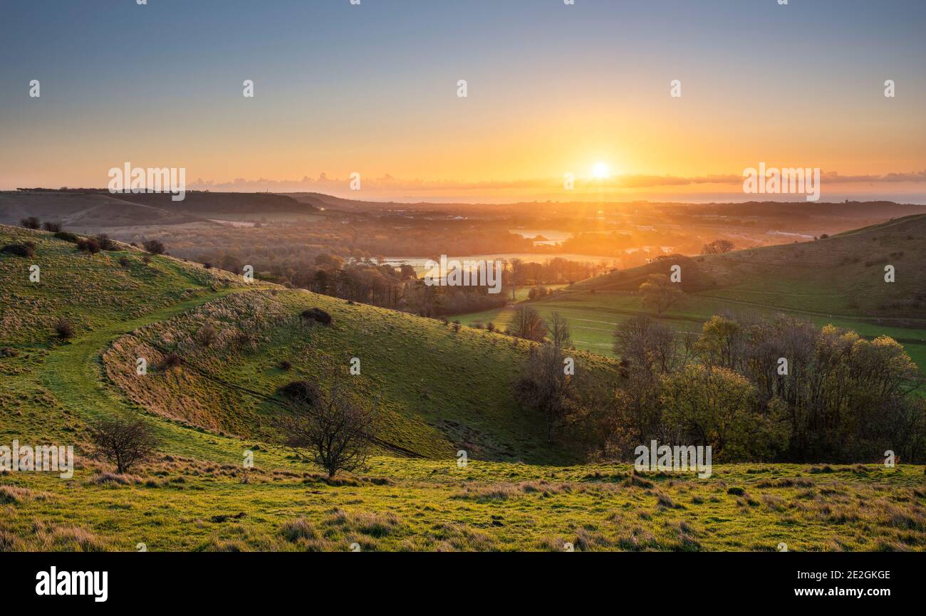 Lever du soleil sur les Folkestone Downs; partie de l'AONB de Kent Downs. Banque D'Images