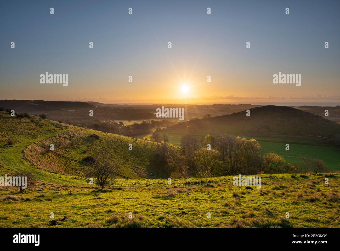 Lever du soleil sur les Folkestone Downs; partie de l'AONB de Kent Downs. Banque D'Images