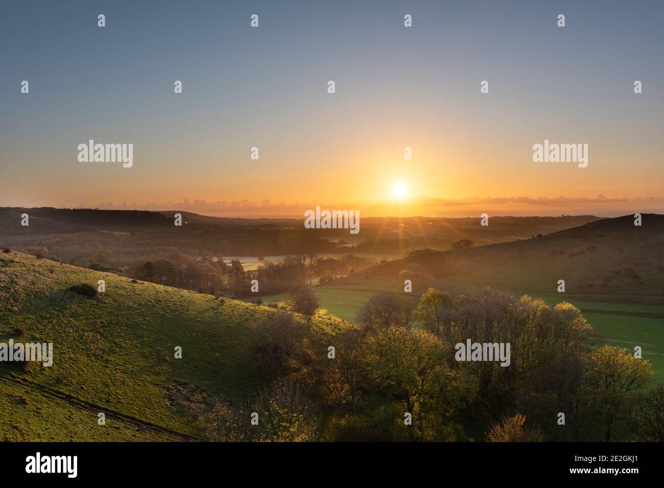 Lever du soleil sur les Folkestone Downs; partie de l'AONB de Kent Downs. Banque D'Images