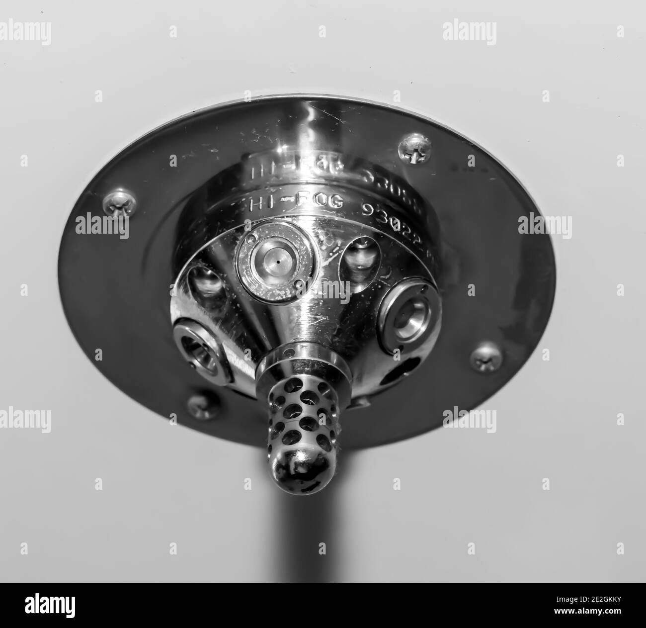 Détection automatique d'incendie et arroseur d'eau en métal chromé. Banque D'Images