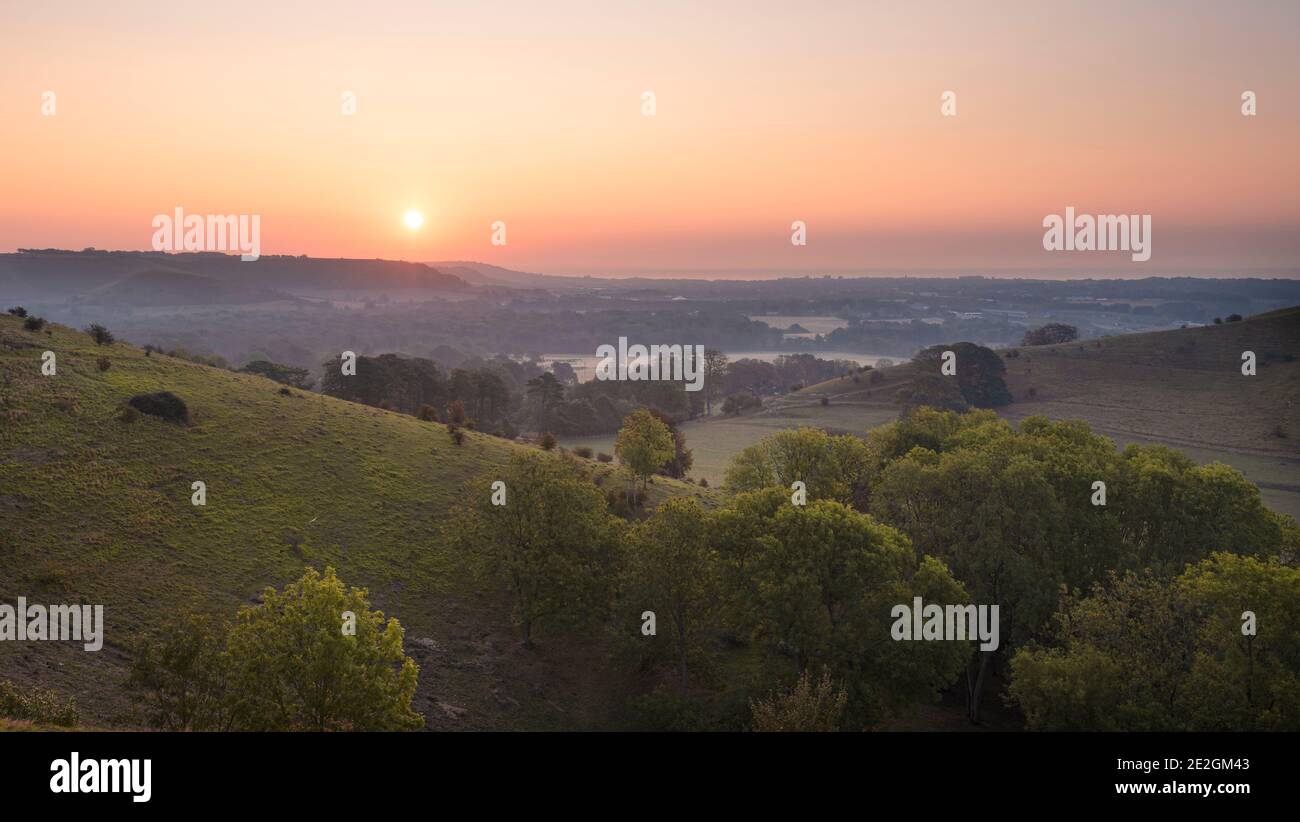 Vue depuis l'AONB de Kent Downs près de Folkestone au lever du soleil. Banque D'Images