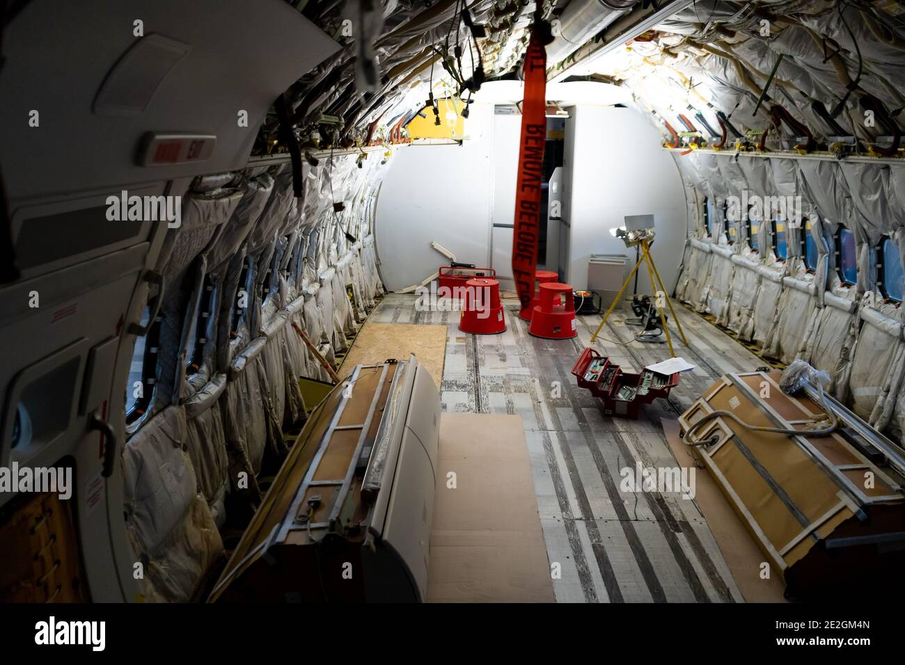 Ukraine, Kiev - 25 novembre 2020 : assemblage d'un avion passager. Entretien, diagnostic et réparation. À l'intérieur du plan. Mise au point sélective. Le plan est Banque D'Images