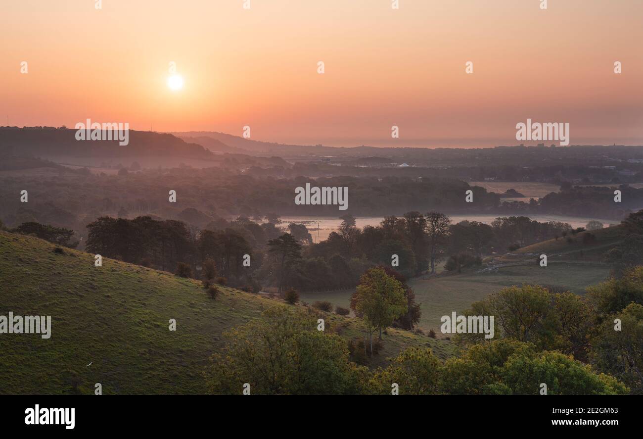 Vue depuis l'AONB de Kent Downs près de Folkestone au lever du soleil. Banque D'Images