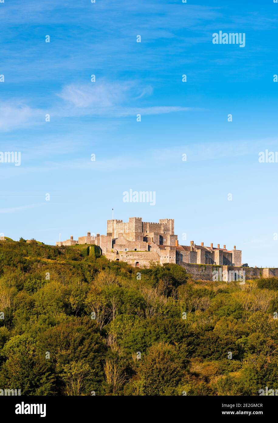 Château de Douvres ; un château médiéval historique au sommet des falaises blanches de Douvres, dans le Kent. Banque D'Images