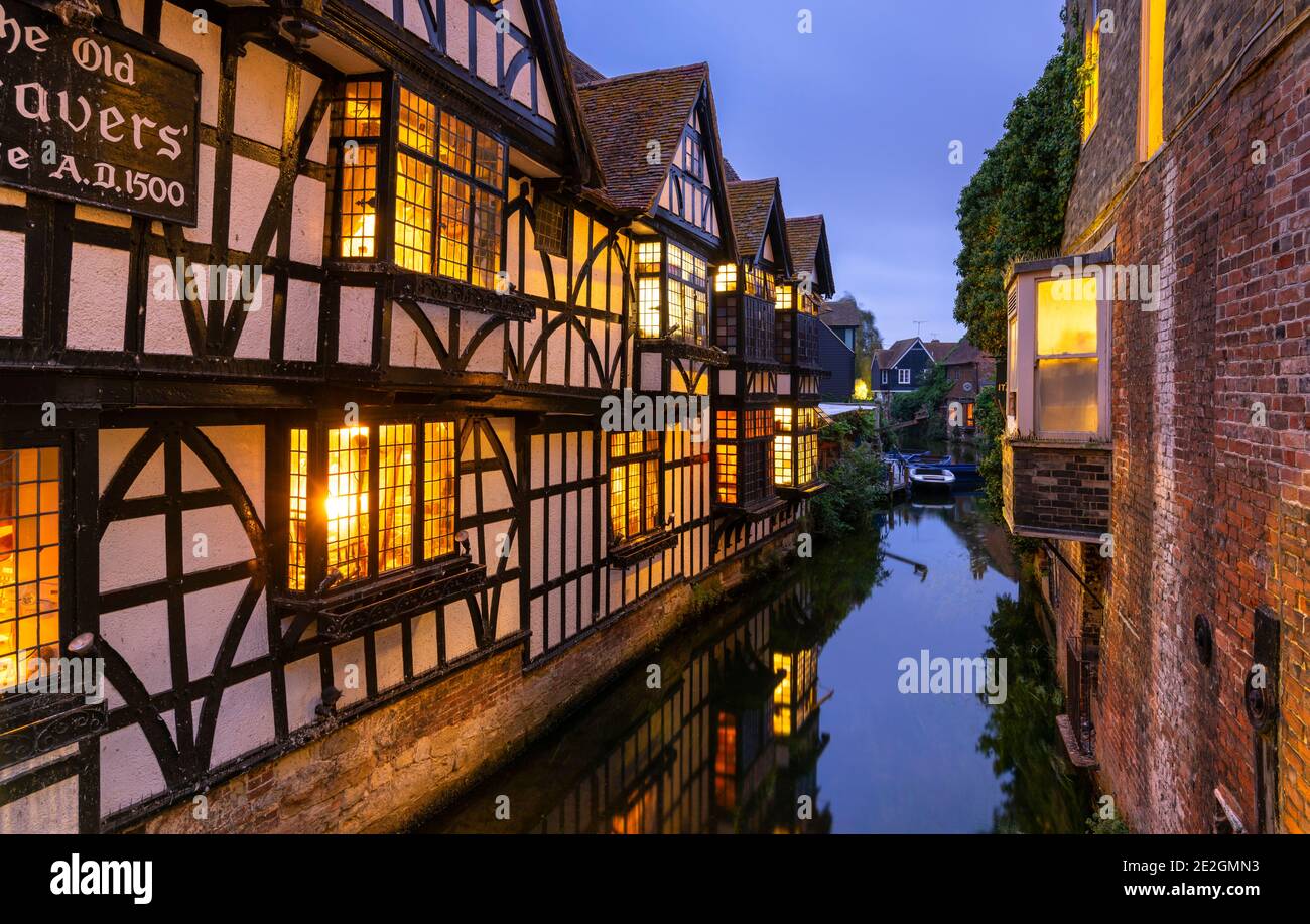 La célèbre vue de la vieille maison du tisserand sur la rivière Stour, Canterbury. Banque D'Images