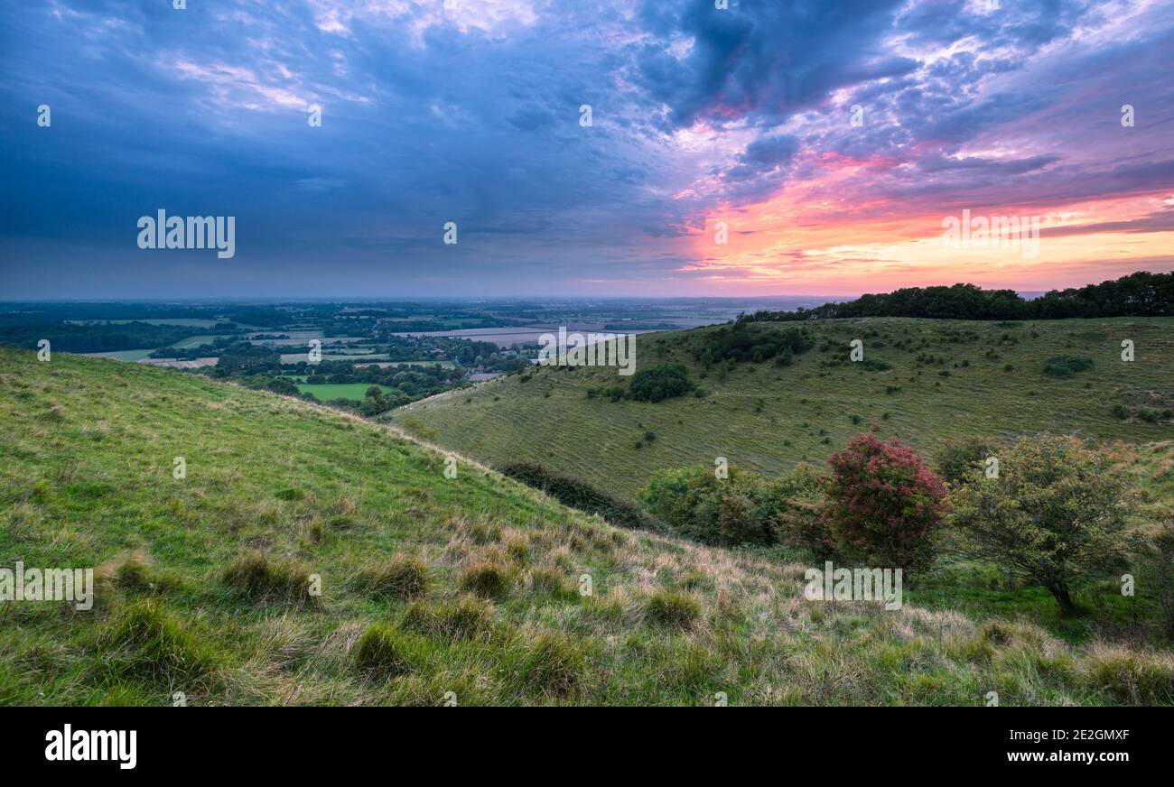 Coucher de soleil sur l'AONB de Kent Downs, dans la région connue sous le nom de « la dépression de pétrissage du mal », Wye Downs, Kent. Banque D'Images
