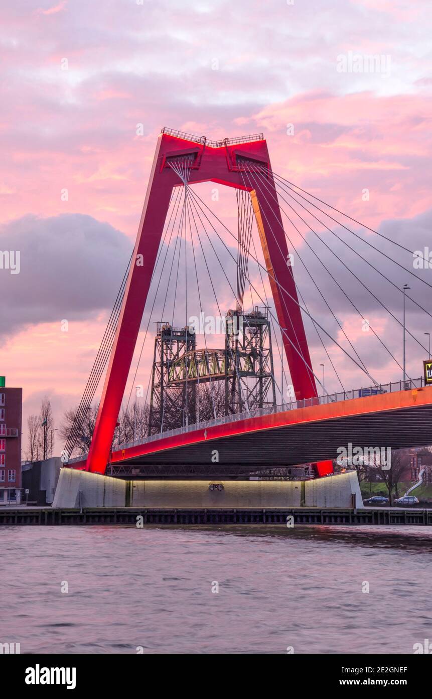 Rotterdam, pays-Bas, le 13 janvier 2021 : pont ferroviaire monumental de HF vu à travers l'un des pylônes du pont Willems contre un ciel spectaculaire Banque D'Images
