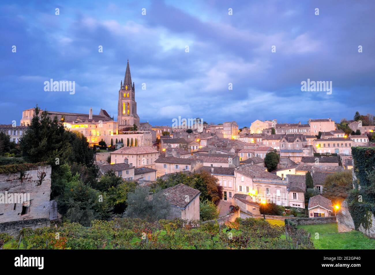 Le village de Saint-Émilion dans la région de Bordeaux (sud-ouest de la France) dans la soirée, au crépuscule. La juridiction de Saint-Émilion producti de vin Banque D'Images