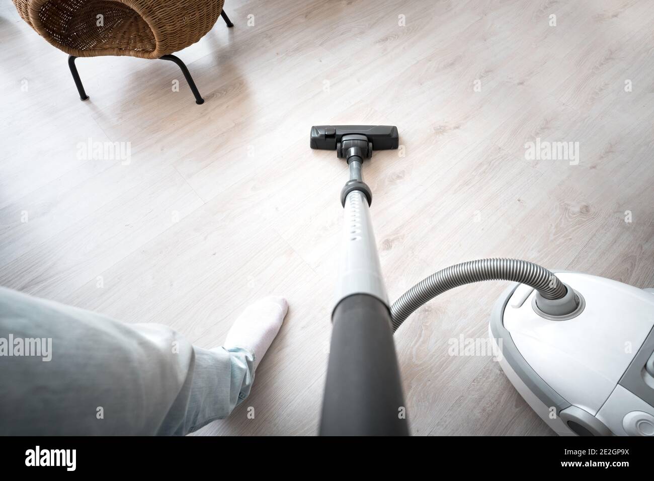 Homme nettoyant le sol avec un aspirateur à la maison. Concept d'entretien de la maison. Vue de la première personne Banque D'Images