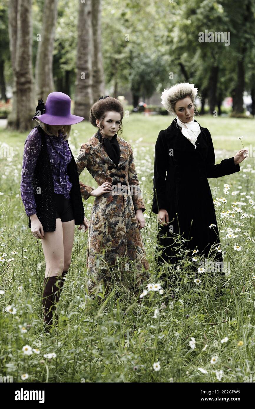 femme bohème romantique debout dans le champ de fleurs . biba , hippie robe vintage . Banque D'Images