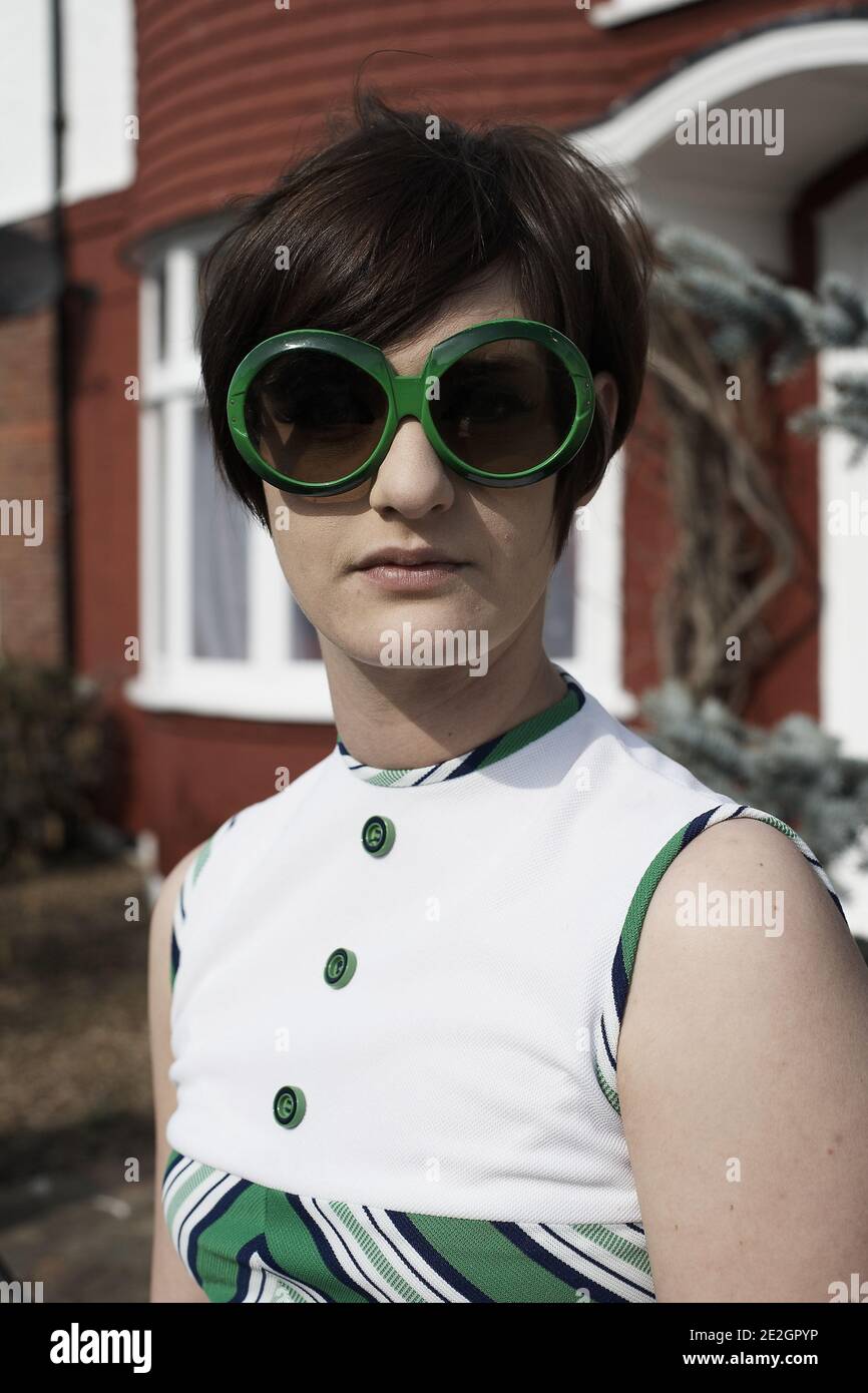 GRANDE-BRETAGNE /Angleterre /Londres/ fille dans des vêtements rétro, vintage posant dans des lunettes de soleil. Banque D'Images