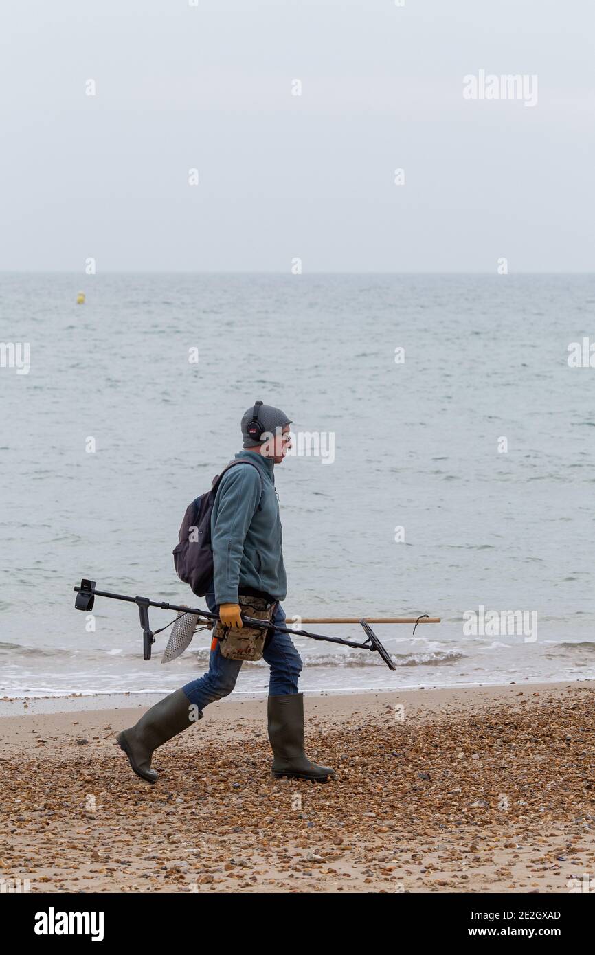 Homme avec détecteur de métal marche le long de la plage de Bournemouth dans le Hiver 30 novembre 2020 Neil Turner Banque D'Images