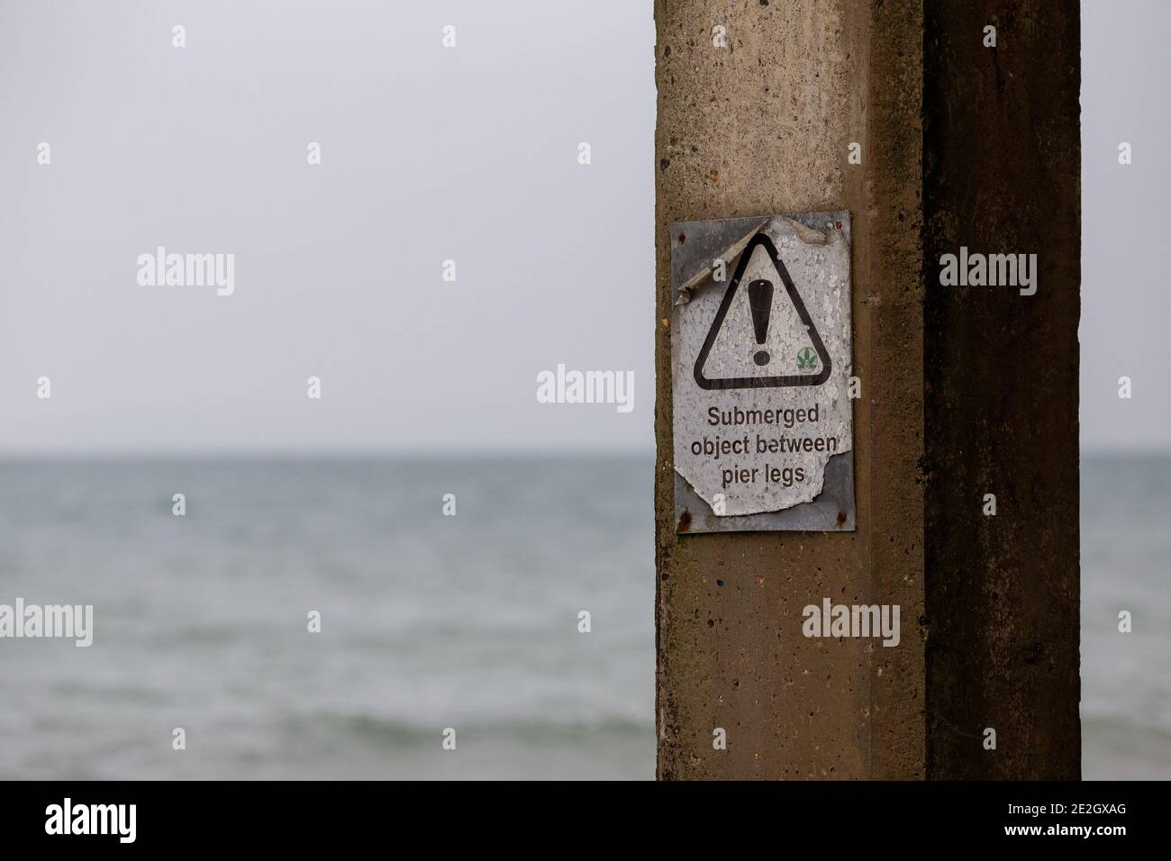 Panneau sur Boscombe Pier avertissement de l'objet immergé entre la jetée LegsBournemouth Beach en hiver 30 novembre 2020 Neil Turner Banque D'Images