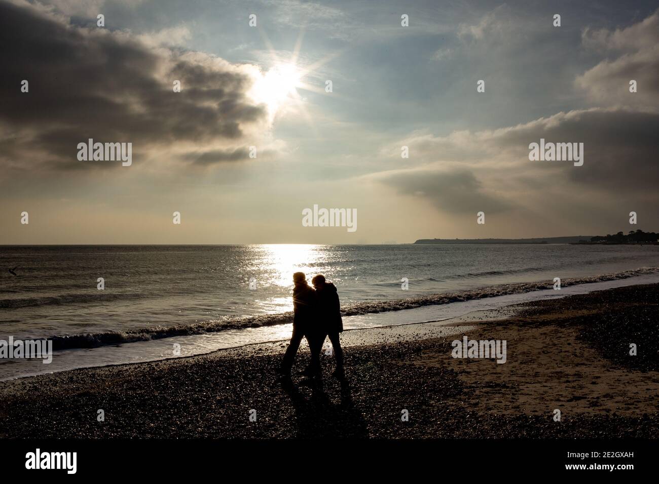 Couple marchant sur le rivage à Avon Beach dans le Hiver 29 novembre 2020 Neil Turner Banque D'Images