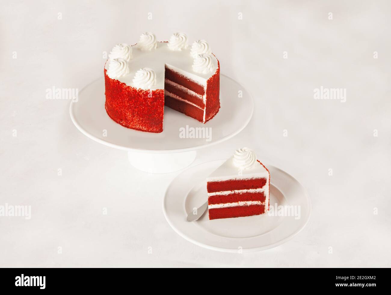Gateau De Velours Rouge Isole Sur Blanc Avec Une Tranche De Creme Fouettee Pret A Servir Photo Stock Alamy