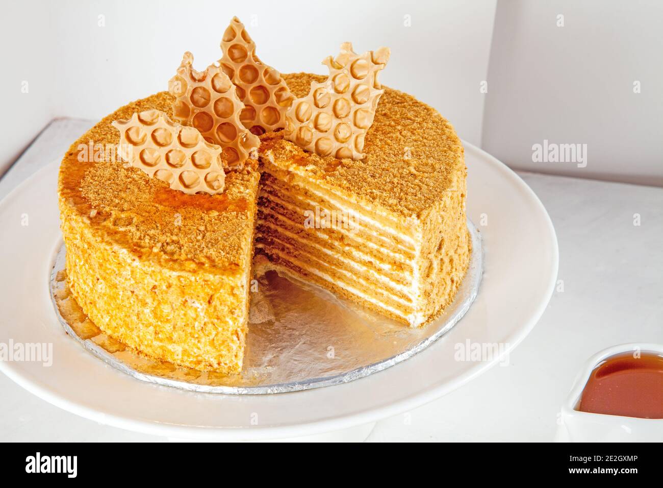 Gateau Sept Couches Au Miel Dore Avec Biscuit En Nid D Abeille Photo Stock Alamy