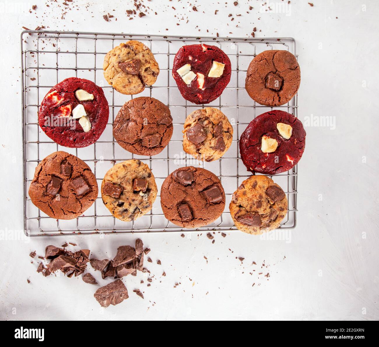 Lot de biscuits fraîchement cuits dans une variété de saveurs Banque D'Images