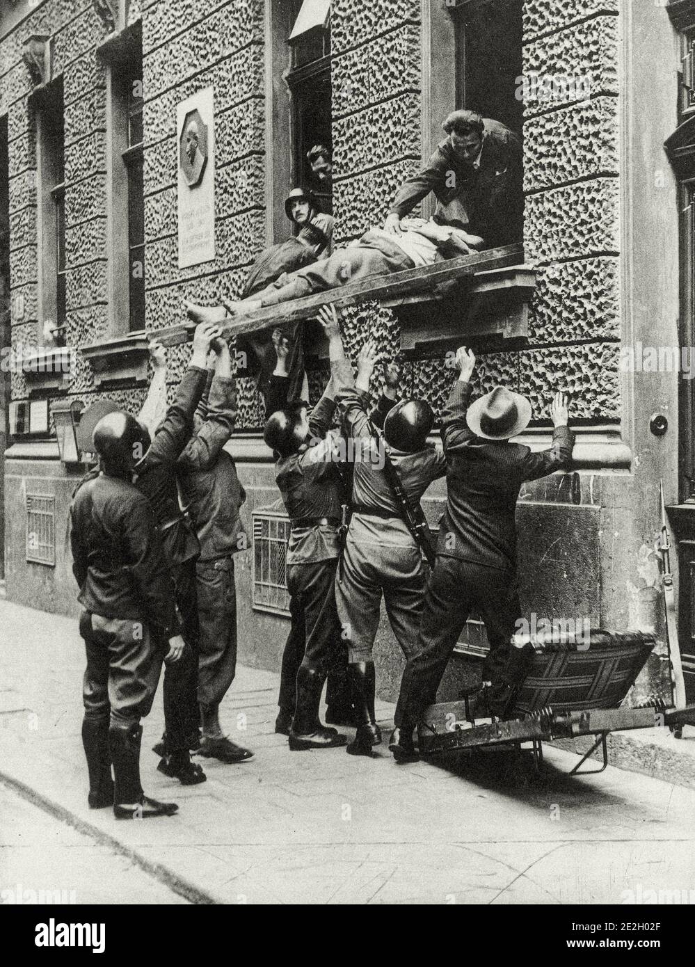 Guerre civile autrichienne. Des policiers et des membres de la Heimwehr lors de l'assaut du bâtiment radio de Vienne. Les soldats effectuent le corps du m Banque D'Images