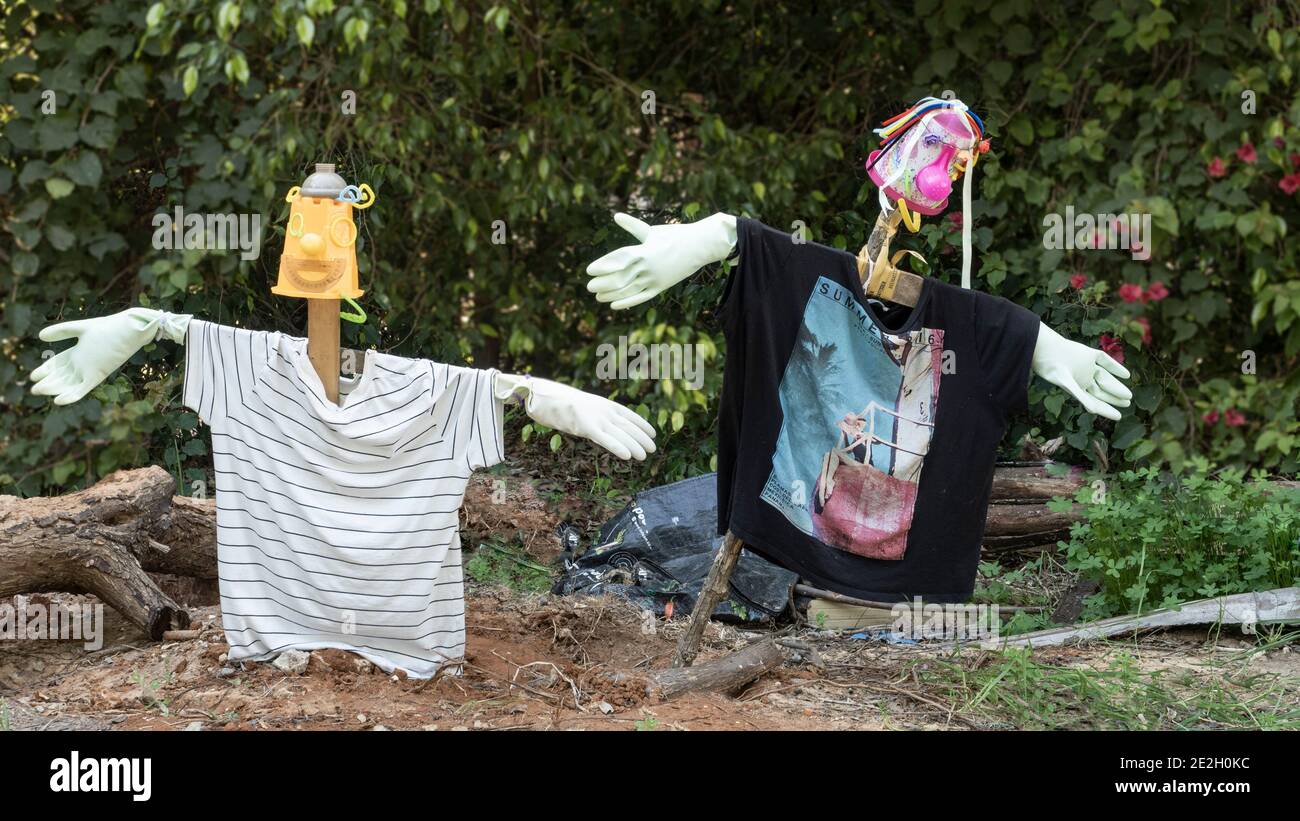 Jardinage éducatif et communautaire décoré d'objets recyclés Banque D'Images