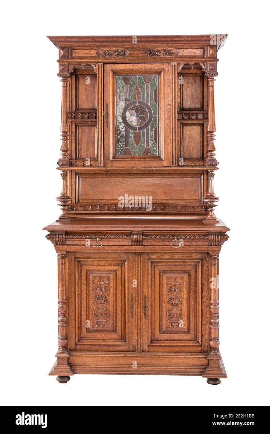 Armoire de cuisine vintage de la fin du XIXe siècle. Chemin isolé sur fond blanc. Banque D'Images
