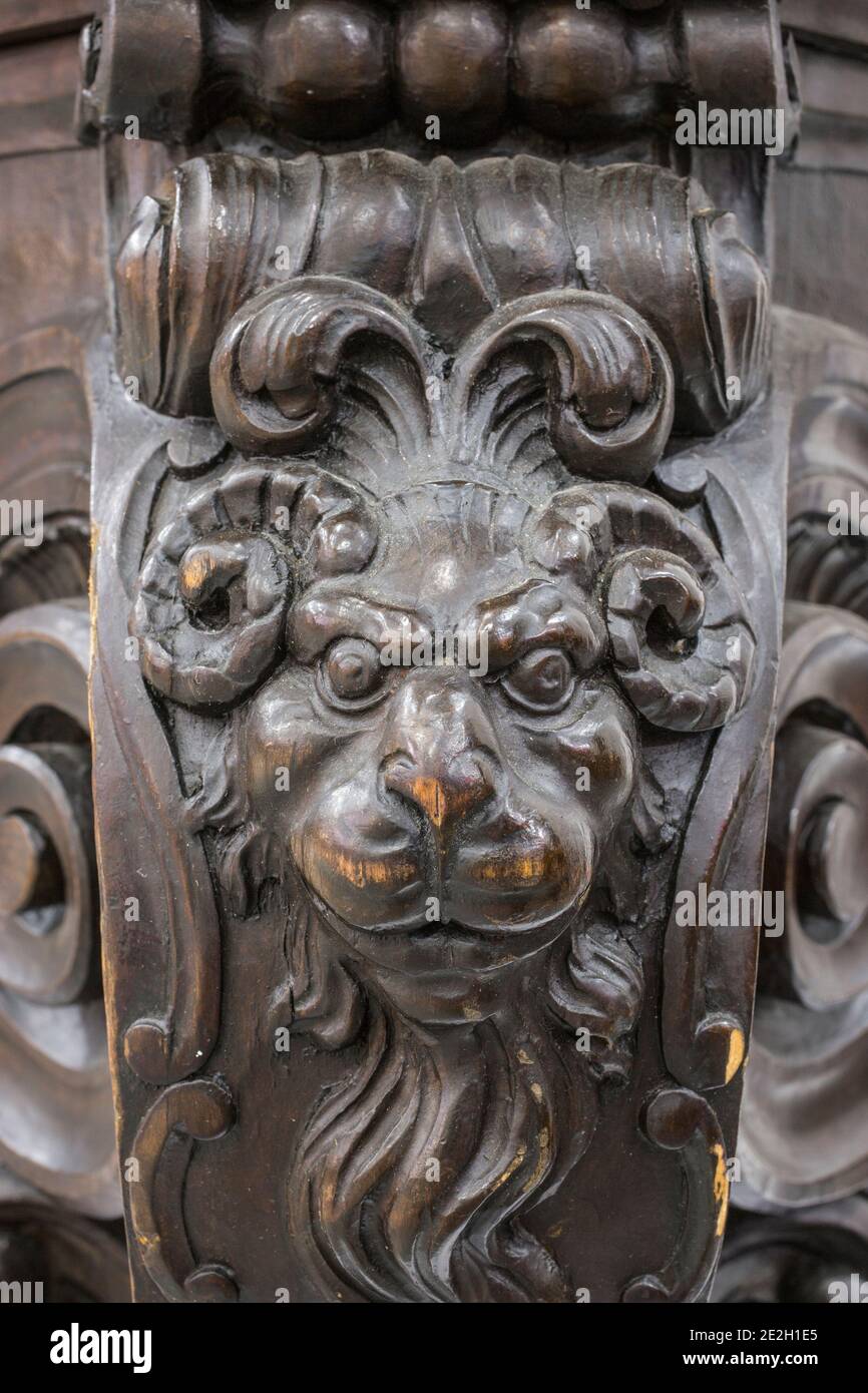 Partie de vieille cuisine bahut comme exemple de belle gravure sur bois en arrière-plan. Banque D'Images