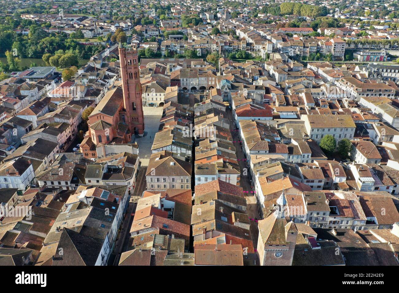 Villeneuve-sur-Lot (sud-est de la France) : vue aérienne de la ville, ancienne bastide (ville fortifiée) au bord du Lot. Vue aérienne de la bastide et de la rue Banque D'Images