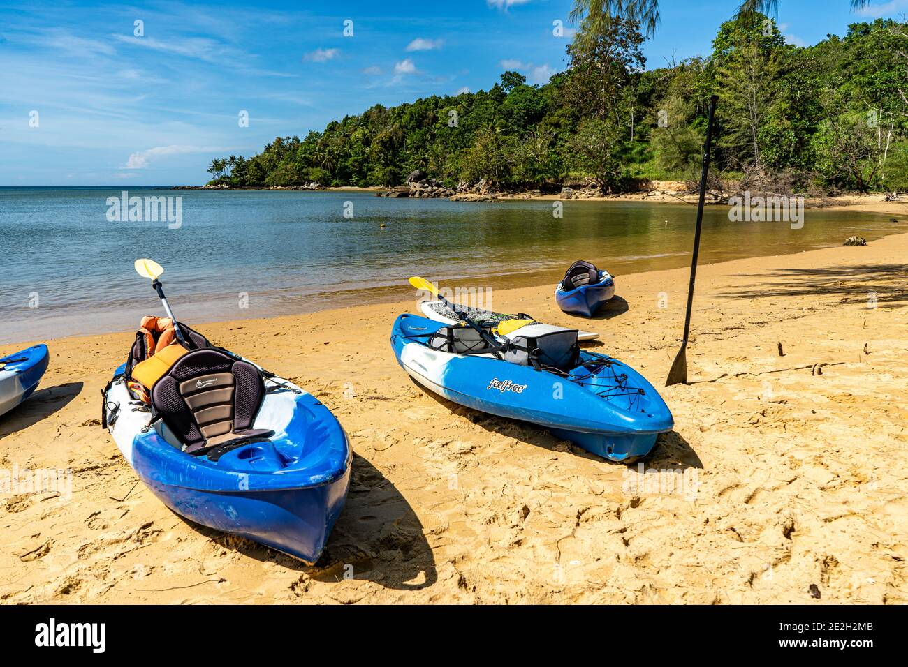 Kayaks bleus sur la plage de Layan, Phuket, Thaïlande. Vous pouvez trouver toutes sortes de sports nautiques sur lequel vous pouvez passer votre temps quand vous êtes en vacances. Banque D'Images