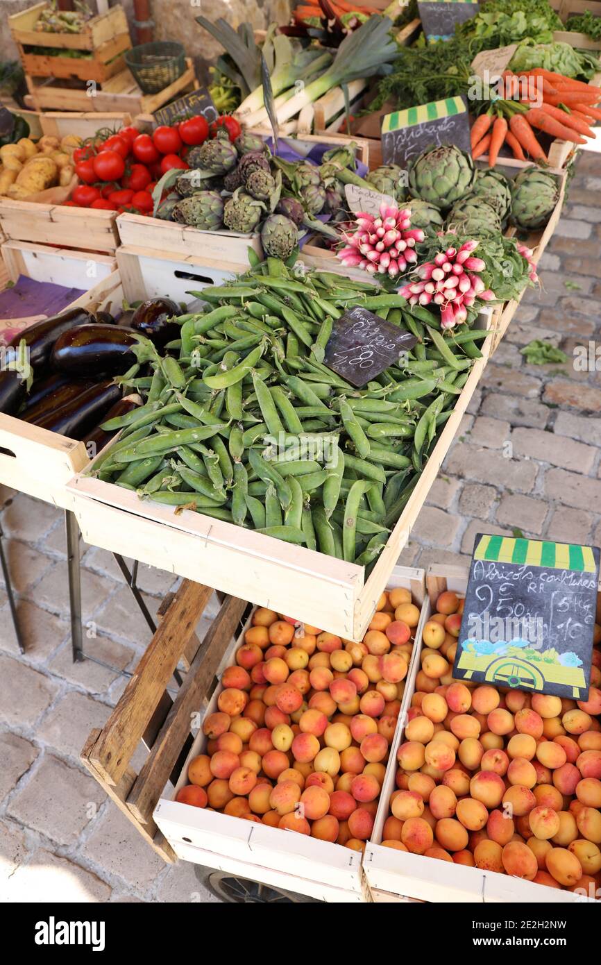 Décrochage de fruits et légumes biologiques sur un marché dans Villeneuve-sur-Lot (sud-ouest de la France) Banque D'Images