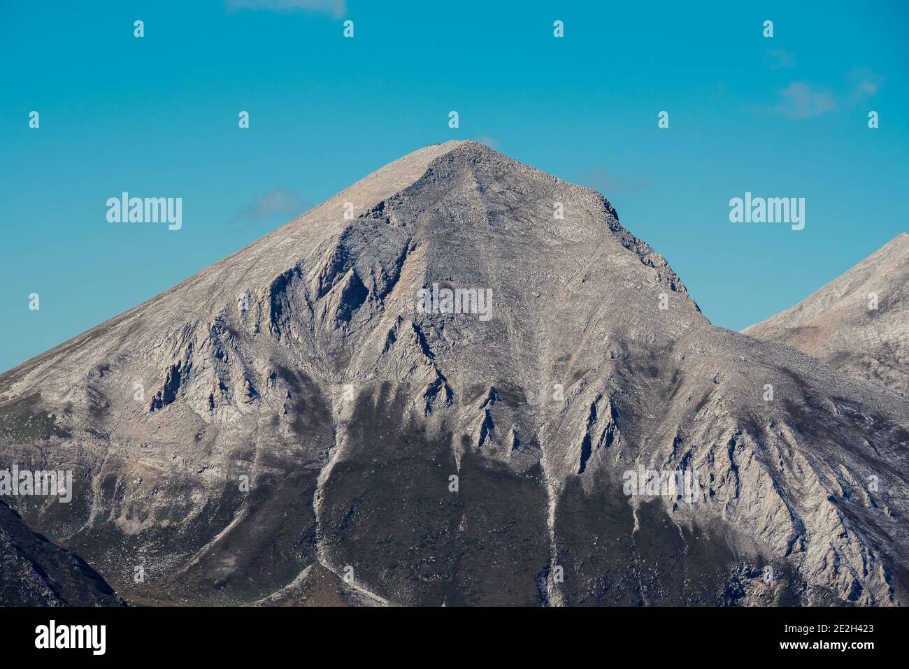 Vue sur le pic du cheval dans la montagne de Pirin sous le soleil Jour d'été mise au point sélective Banque D'Images