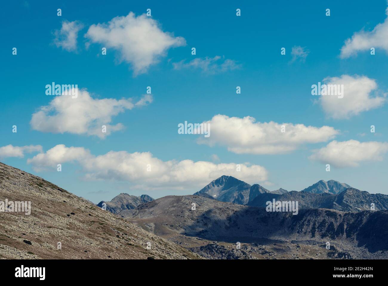 Belle vue sur le parc national Pirin sommets de montagne dans un Jour d'été ensoleillé en Bulgarie Banque D'Images