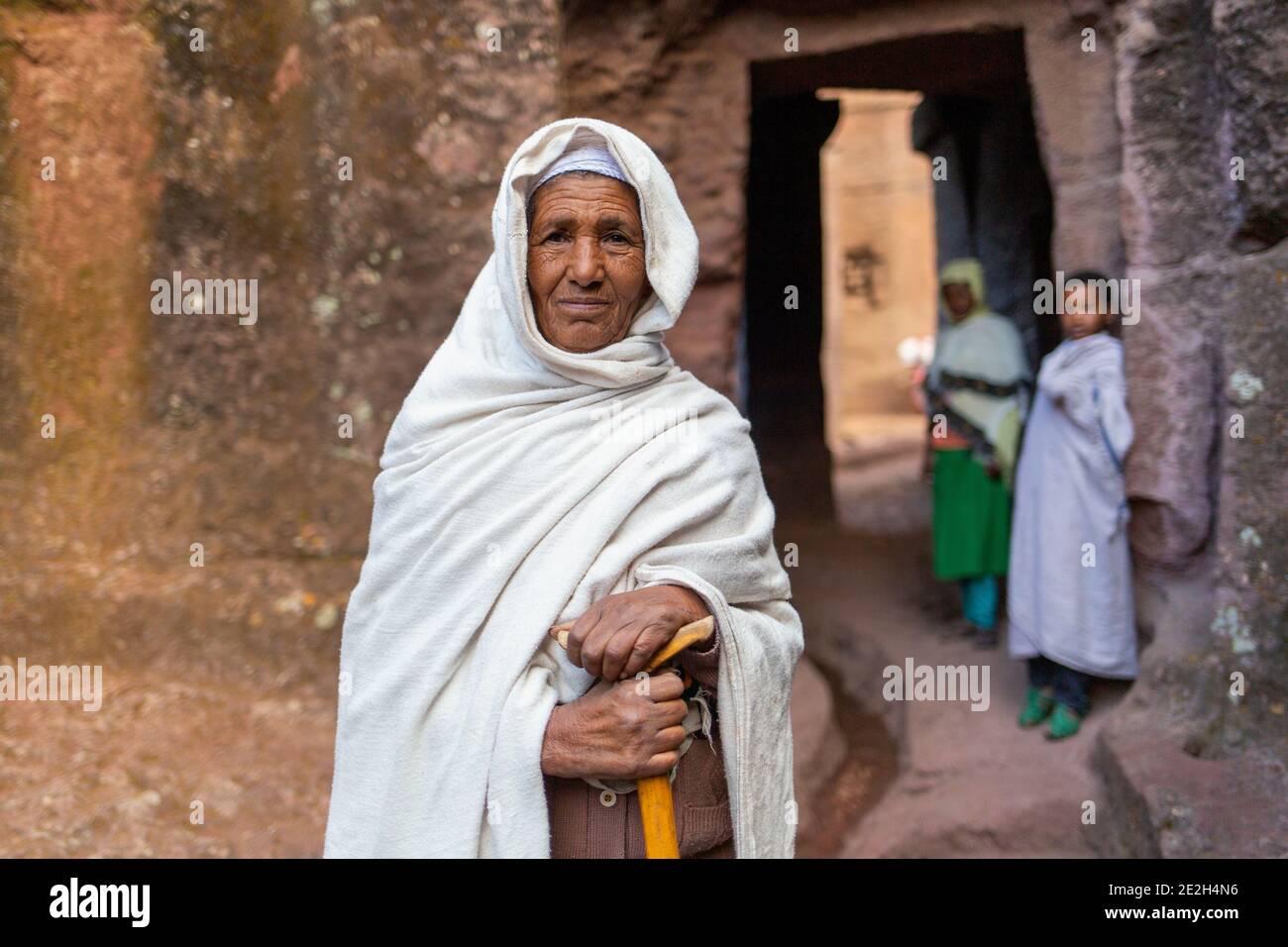 Vieux pèlerin marchant jusqu'à l'église Rock-hewn Felsenkirche, site classé au patrimoine mondial de l'UNESCO, Lalibela, Ethiopie, Afrique Banque D'Images