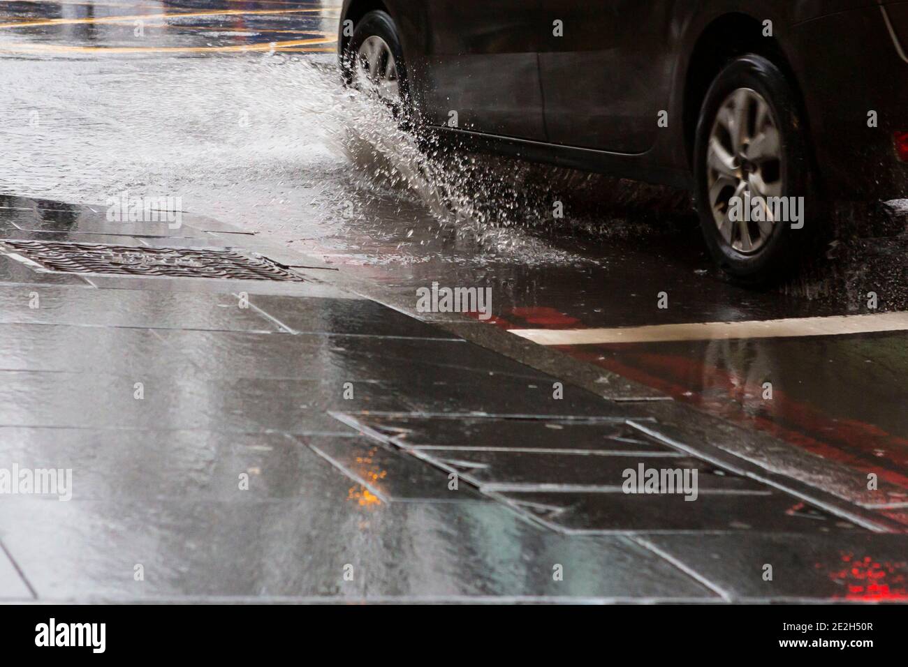 Voiture passant par une flaque Banque D'Images