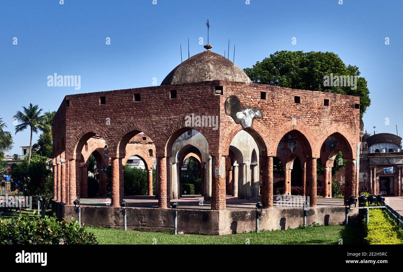 Kalna City, Bengale-Occidental, Inde. Les ruines du temple octogonal Rasmancha dédié à Krishna présentent une section extérieure avec 24 portes d'entrée tandis que le Banque D'Images