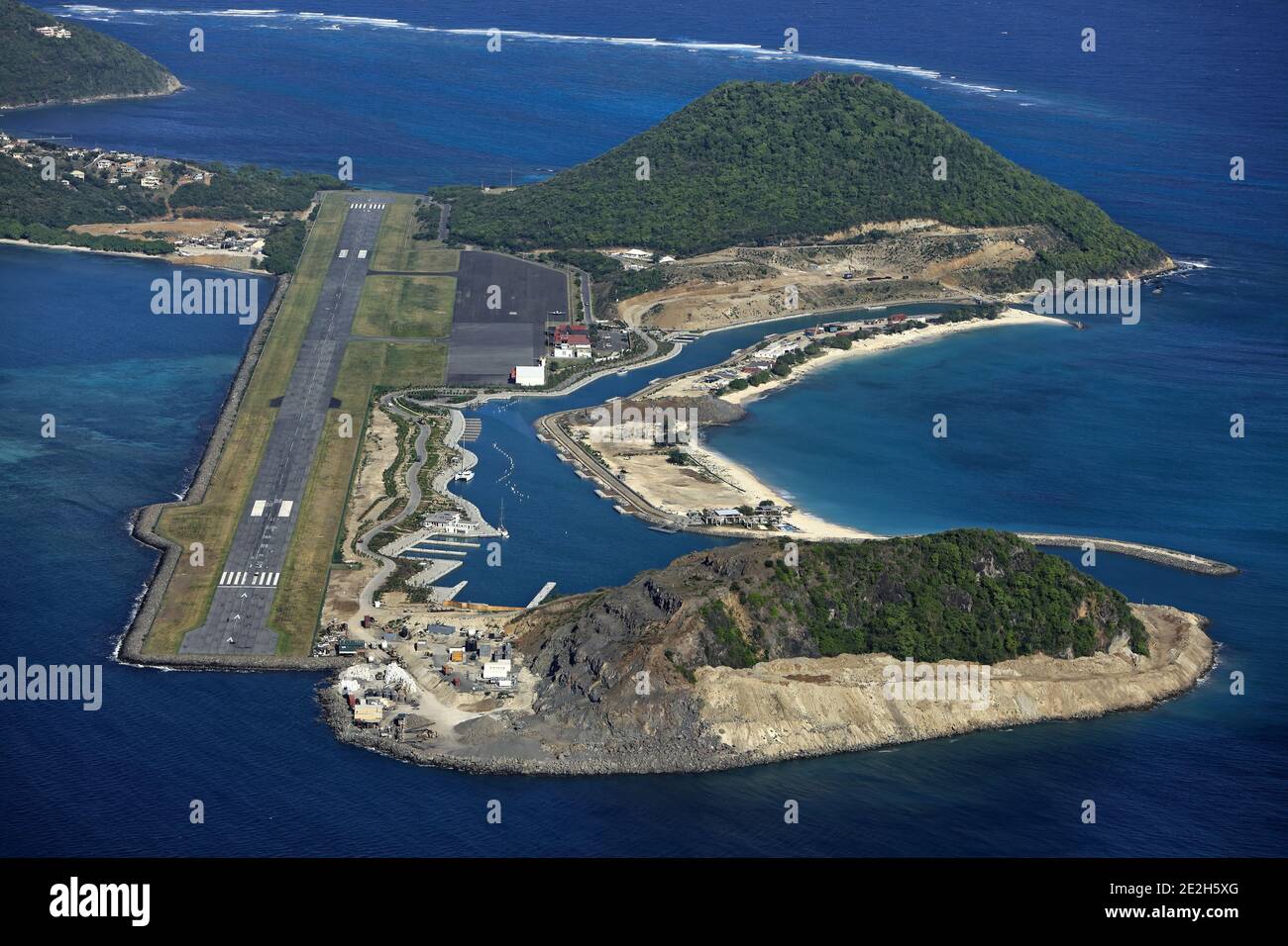 Caraïbes, Saint-Vincent-et-les Grenadines : vue aérienne de l'île de Canouan, Charlestown et de son aéroport avec deux îlots (l'islot et Canouan Baleine) Banque D'Images