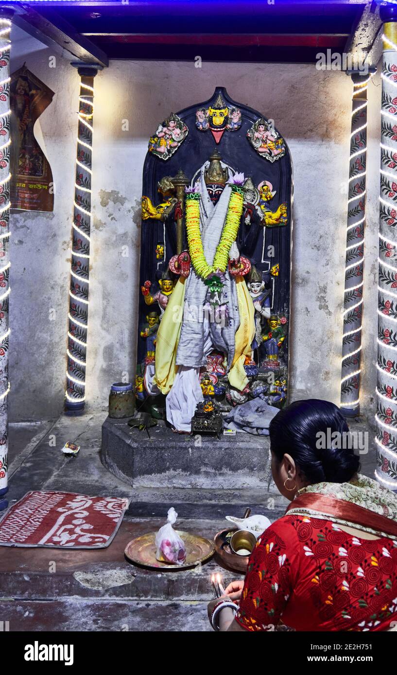 Kalna City, Bengale-Occidental, Inde. Une femme fidèle plaçant des offrandes à Vishnu dans le complexe Rajbari pf temples à Kalna. Banque D'Images