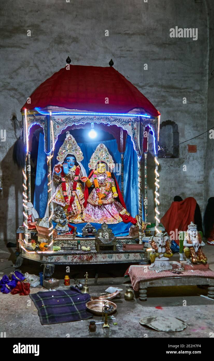 Kalna City, Bengale-Occidental, Inde. Les lieux fidèles offrandes devant leurs divinités hindoues dans le Temple Krishnachandra dans le complexe Rajbari pf temples Banque D'Images