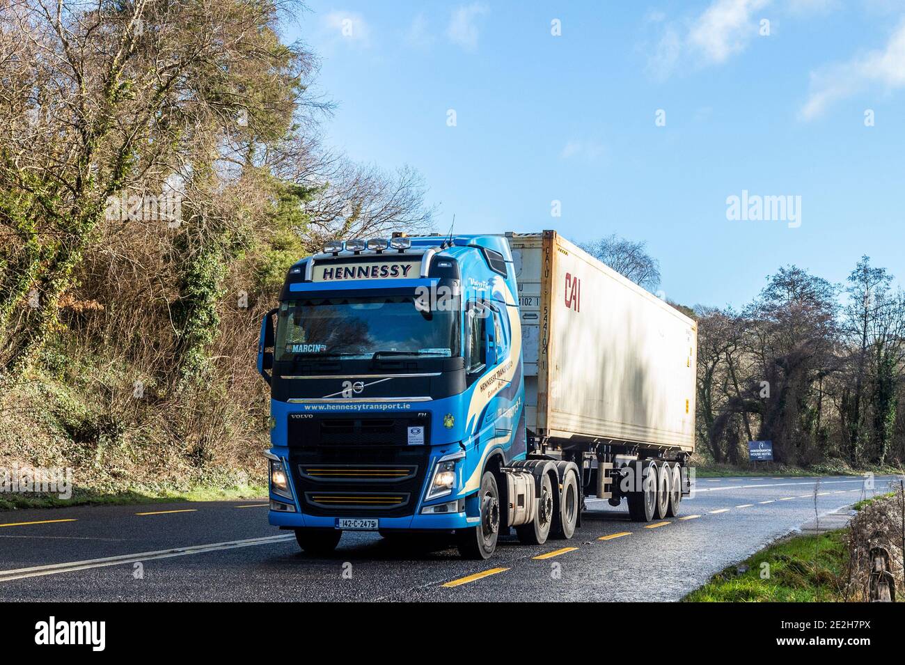 Bandon, West Cork, Irlande. 14 janvier 2021. Des camions transportent des marchandises vers la République d'Irlande via le Nord pour éviter des retards dans les ports britanniques dus au Brexit. Il y avait un courant constant d'artics sur la N71 juste à l'extérieur de Bandon aujourd'hui. Crédit : AG News/Alay Live News Banque D'Images