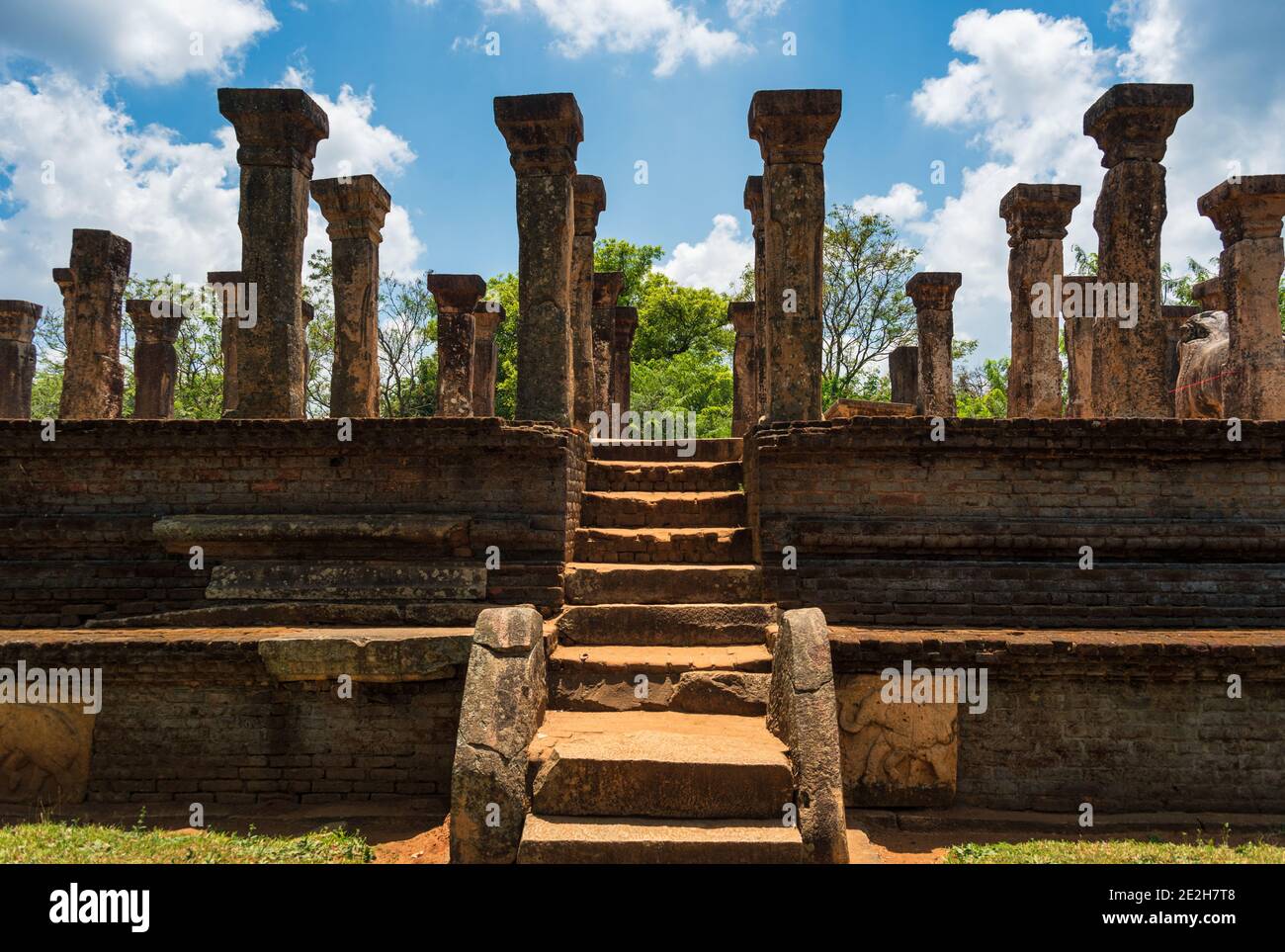 Piliers en pierre d'Anicent du complexe du palais de nissankamala, dans l'ancienne ville de Polonnaruwa au Sri Lanka. Banque D'Images