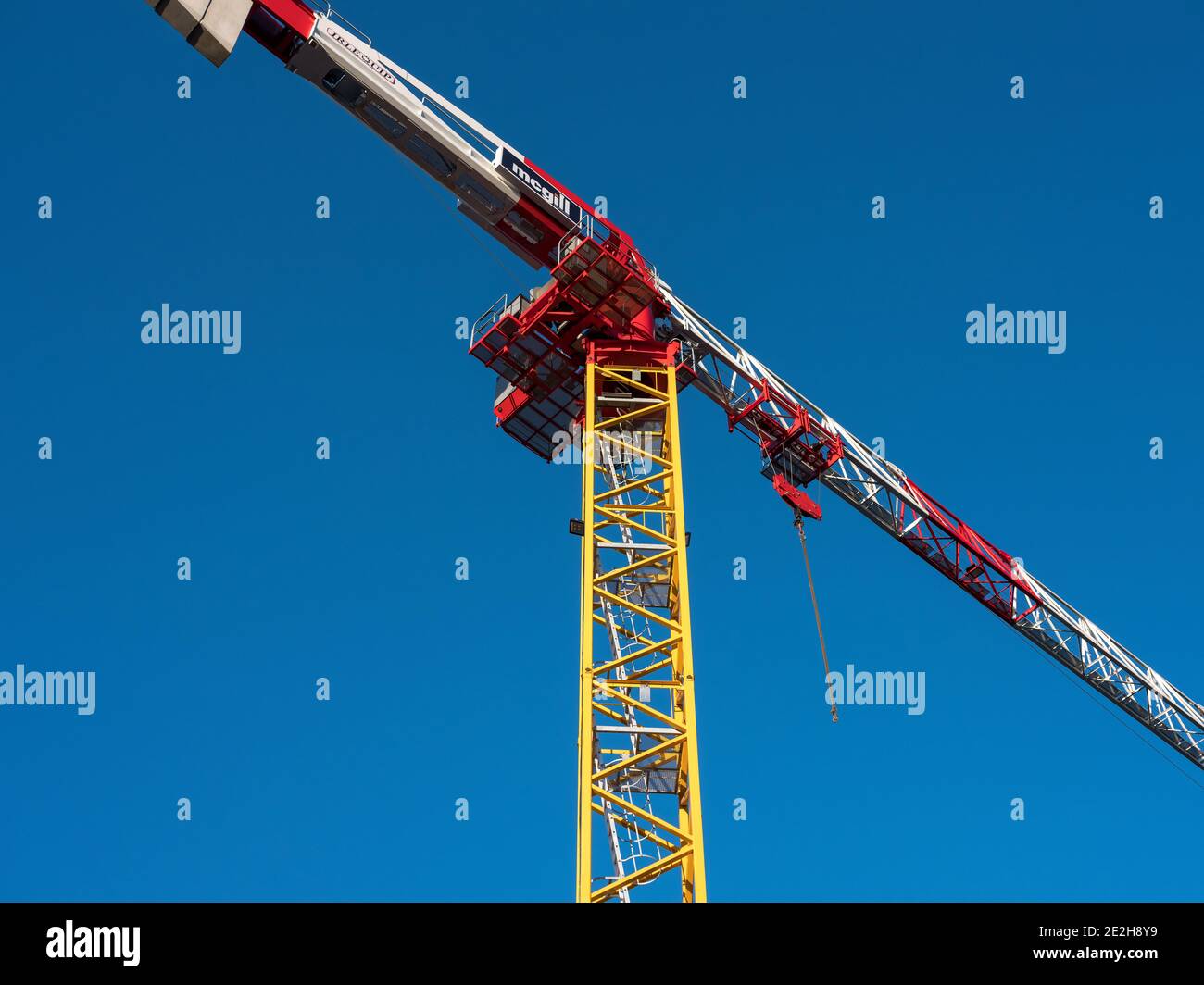 Une grue de construction contre un ciel bleu. Banque D'Images